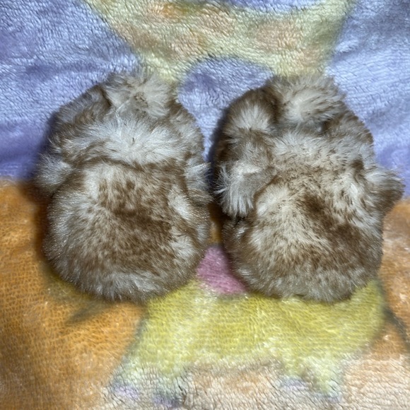 EUC Fuzzy baby slippers. Newborn tan/cream - Picture 1 of 4